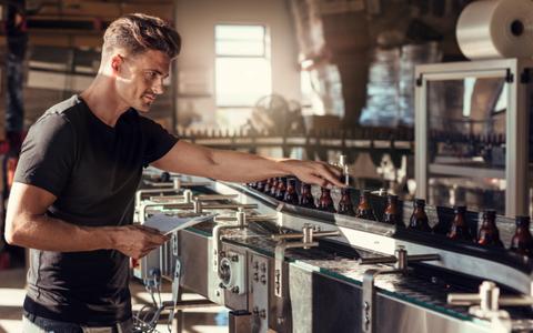 Arbeiter prüft Abfüllung in einer Brauerei